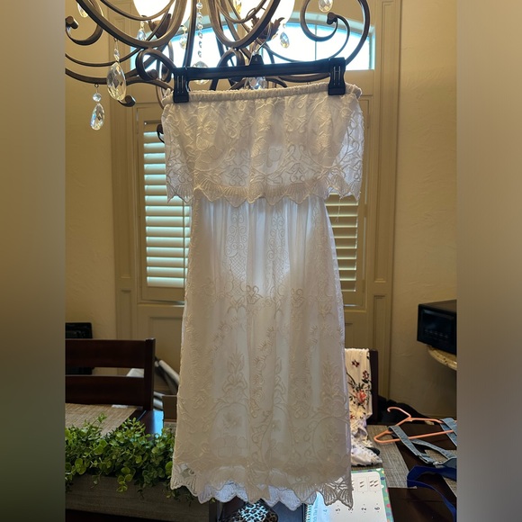 Express small sleeveless lace dress with opening in back - Picture 2 of 3